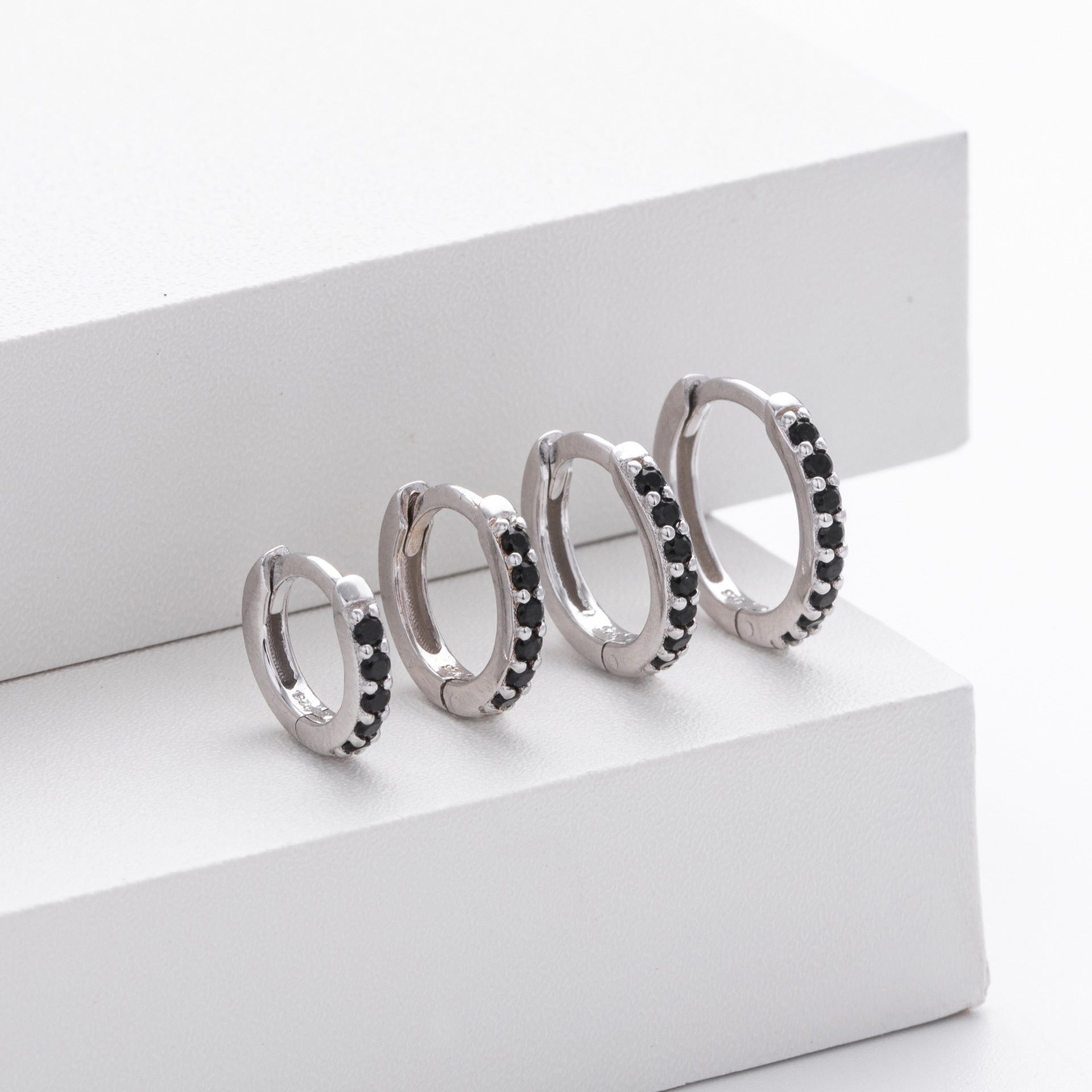 Damen Creolen mit funkelnden Zirkonia-Details aus 925 Sterling Silber Shop Nory