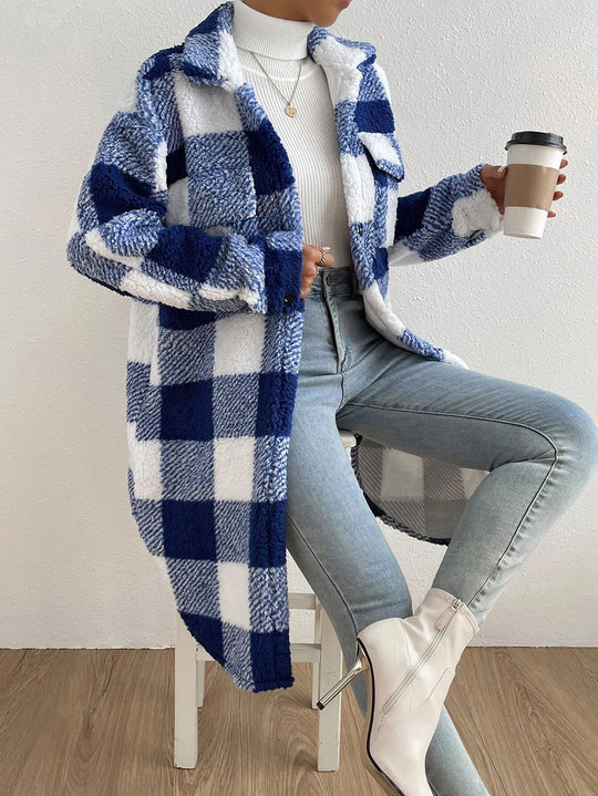 Damen nan langer Teddy-Karo-Mantel mit Hemdkragen, aufgesetzten Brusttaschen und Knopfleiste Shop Nory