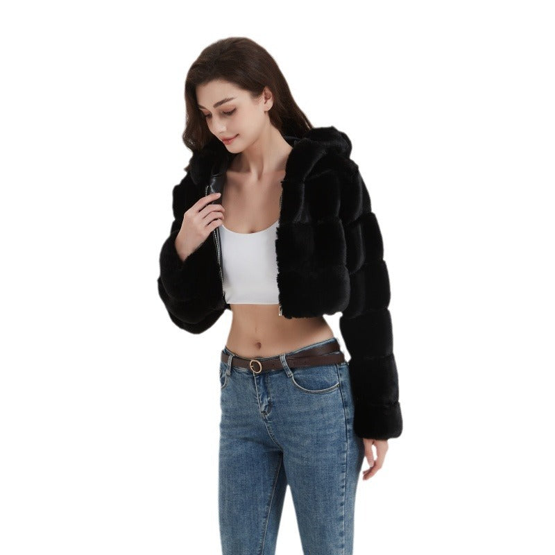 Damen Cropped Kunstpelzjacke mit gestepptem Panel‑Design und Kapuze Shop Nory