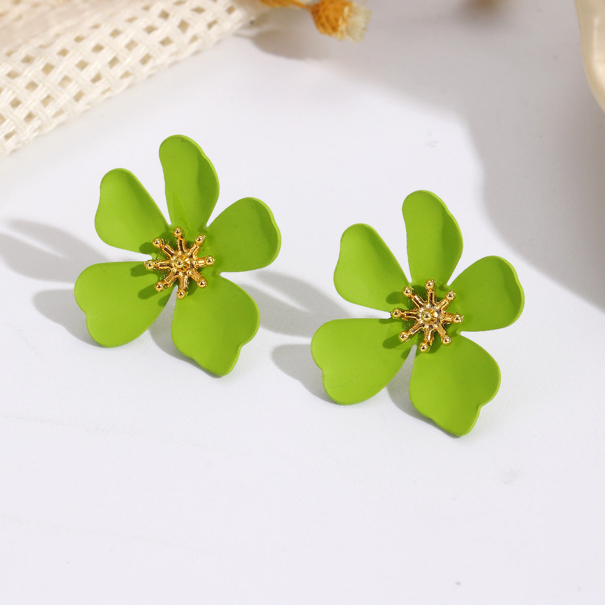 Damen Ohrringe im floralen Design mit glanzvollem goldenen Akzent Shop Nory