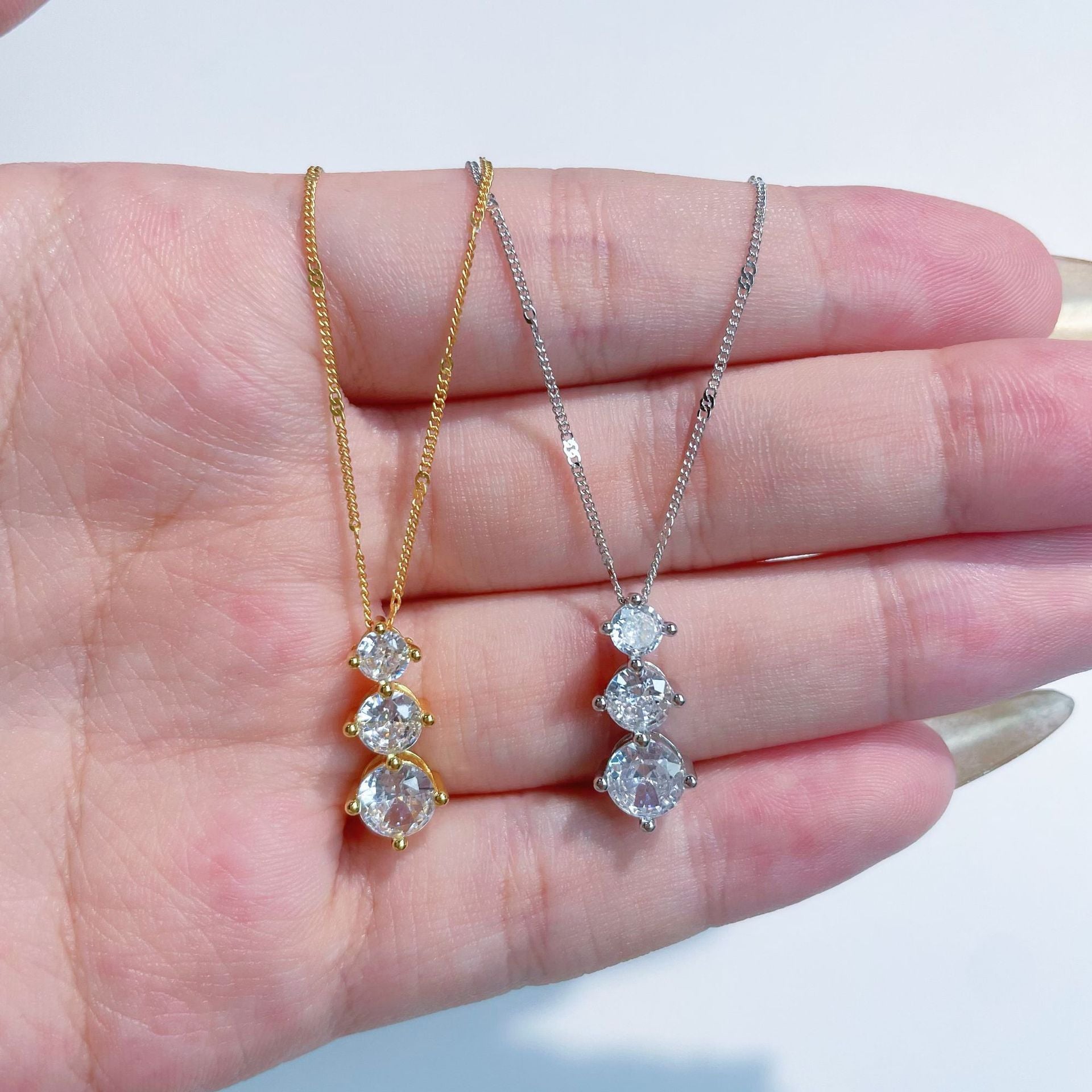 Damen Halskette mit funkelnden Kristallen und eleganter Vergoldung Shop Nory