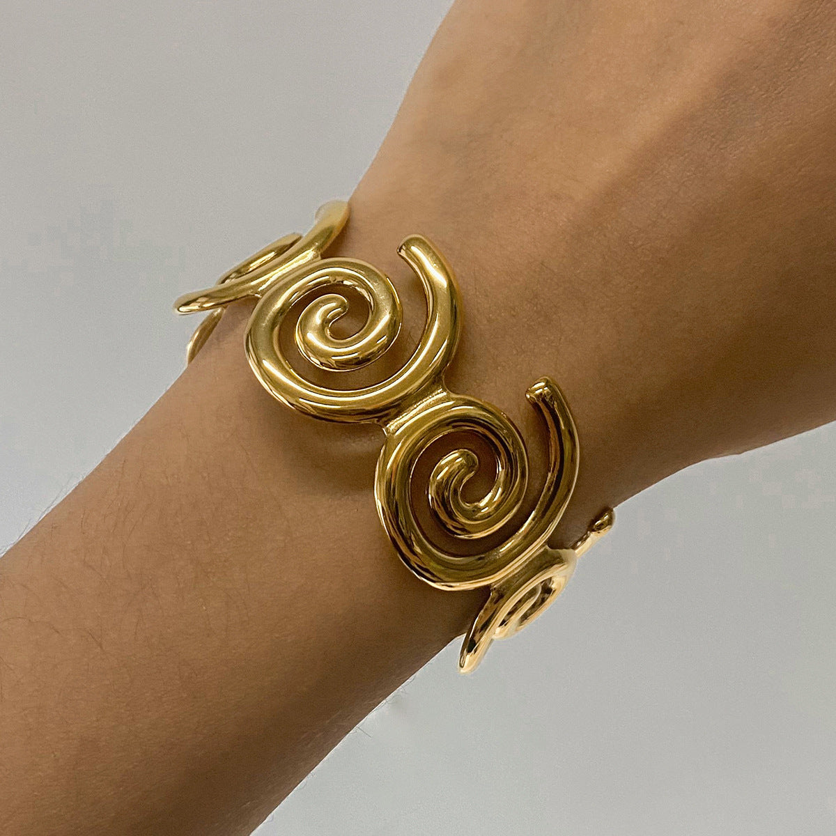 Damen Offenes Armreif mit elegantem Schwungdesign aus hypoallergenem Edelstahl Shop Nory