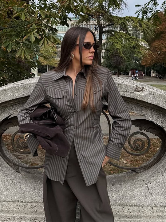 Damen Taillierte gestreifte Hemdbluse mit Brusttaschen und verlängertem Saum Shop Nory