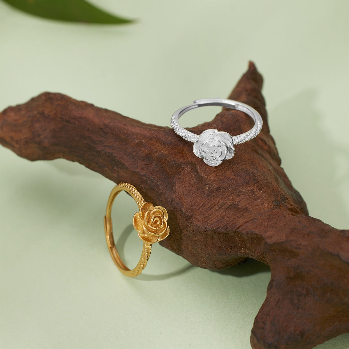 Damen Ring mit filigranem Rosenmotiv und strukturierter Oberfläche Shop Nory