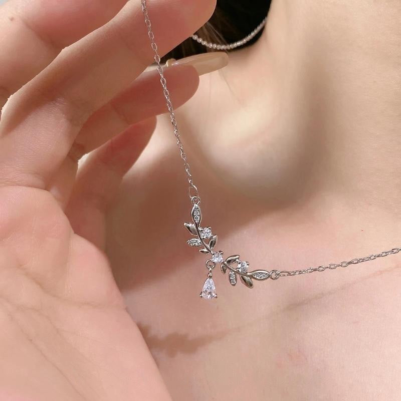 Damen elegante Halskette mit feinem Blattmotiv und funkelnden Zirkonia Shop Nory
