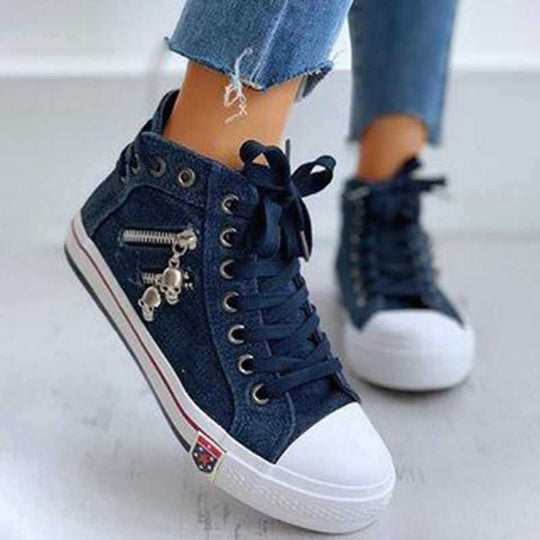 Damen High-Top Sneaker aus Jeansstoff mit seitlichem Metall-Reißverschluss und Totenkopf-Charms Shop Nory