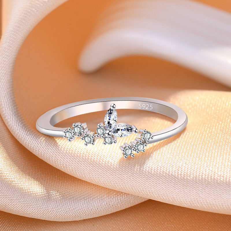 Damenring mit elegantem Schmetterlingsdesign und funkelnden Zirkonia Shop Nory
