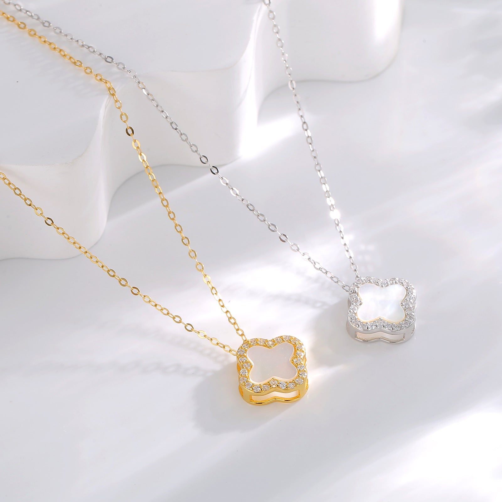 Damen elegante Halskette mit filigranem Blütenanhänger und funkelnden Zirkonia Shop Nory
