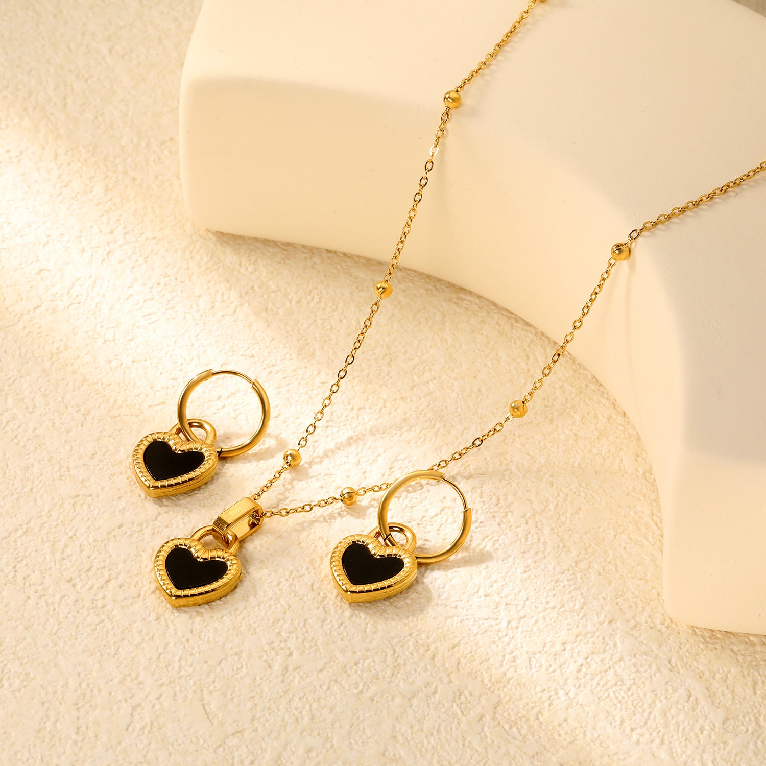 Damen Schmuckset mit Herzanhängern und funkelnden Ohrsteckern Shop Nory