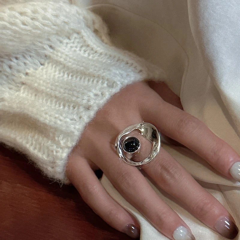 Damenring mit elegantem, geschwungenem Design und zentralem Onyx Shop Nory