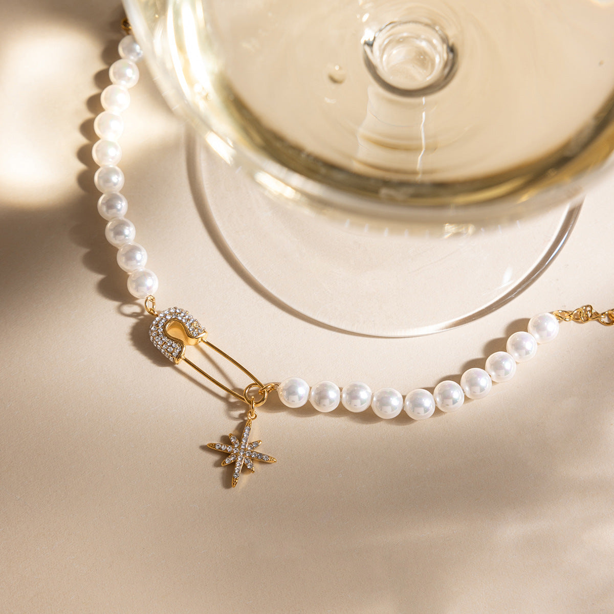 Damen Armband mit eleganten Perlen und funkelndem Anhänger Shop Nory