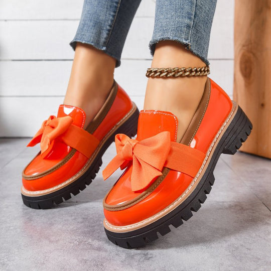 Damen Plateau-Loafer aus Lacklederoptik mit profilierter Gummisohle und Zierschleife Shop Nory