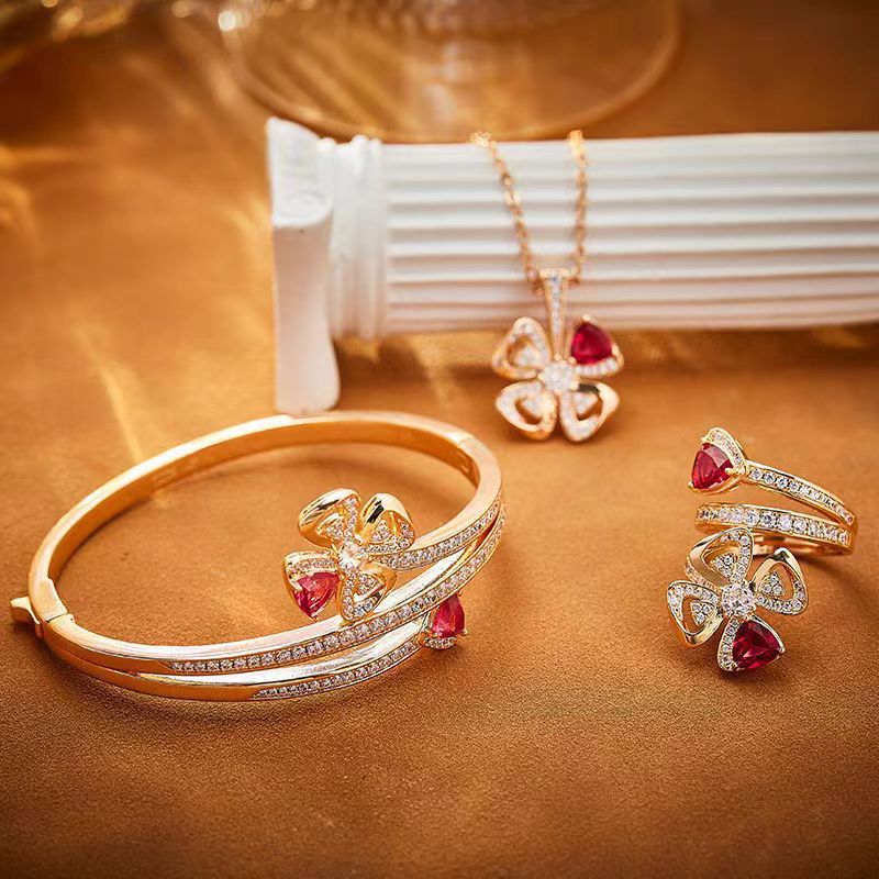 Damen Halskette mit kunstvollem Blumenanhänger und hochwertigen Zirkonia Shop Nory