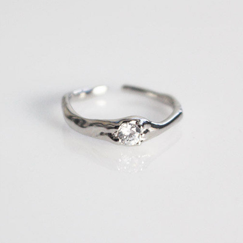 Damen zierlicher und geschwungener Ring mit funkelndem Stein Shop Nory