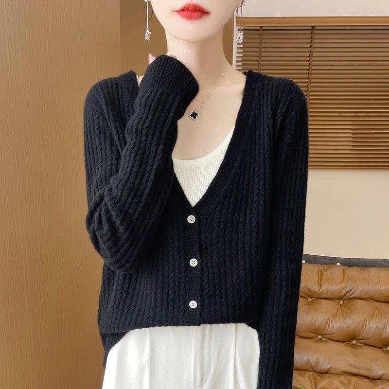 Damen Kurzgeschnittener Feinstrick-Cardigan mit V‑Ausschnitt, feiner Rippenstruktur und Perlmuttknöpfen Shop Nory