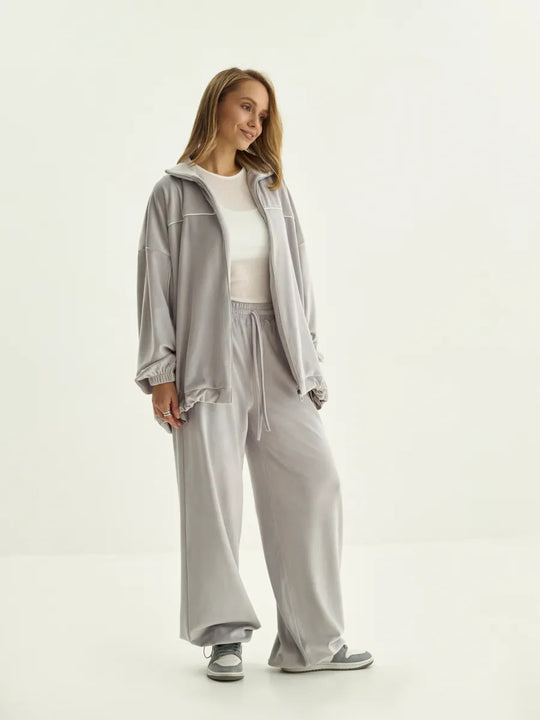 Damen Palazzo-Lounge-Set aus seidig-weichem Nicki mit hoher Kragenblende, Oversize-Passform und elastischer Bundhose Shop Nory