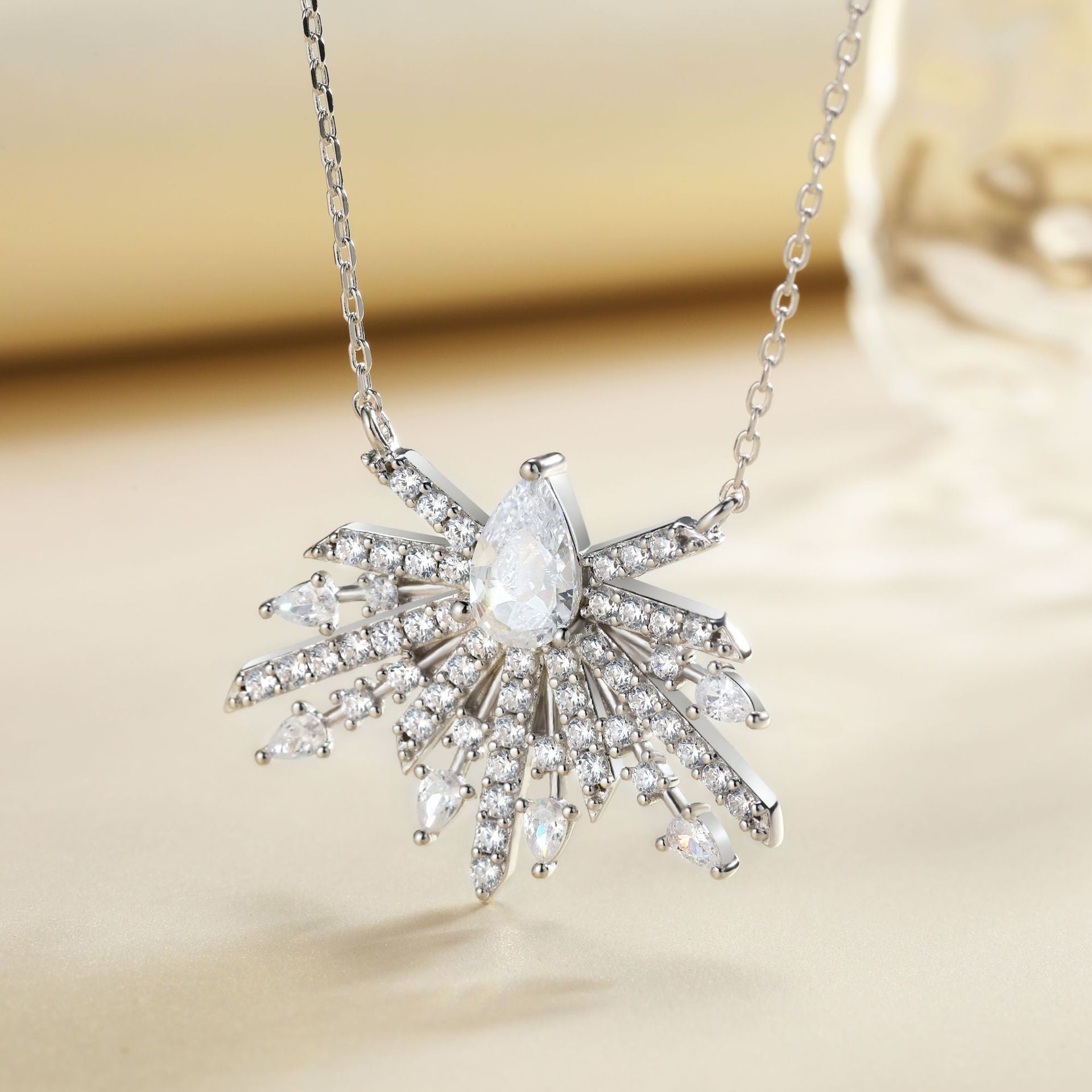 Damen Anhänger-Halskette mit funkelndem Zirkonia und filigranem Design Shop Nory