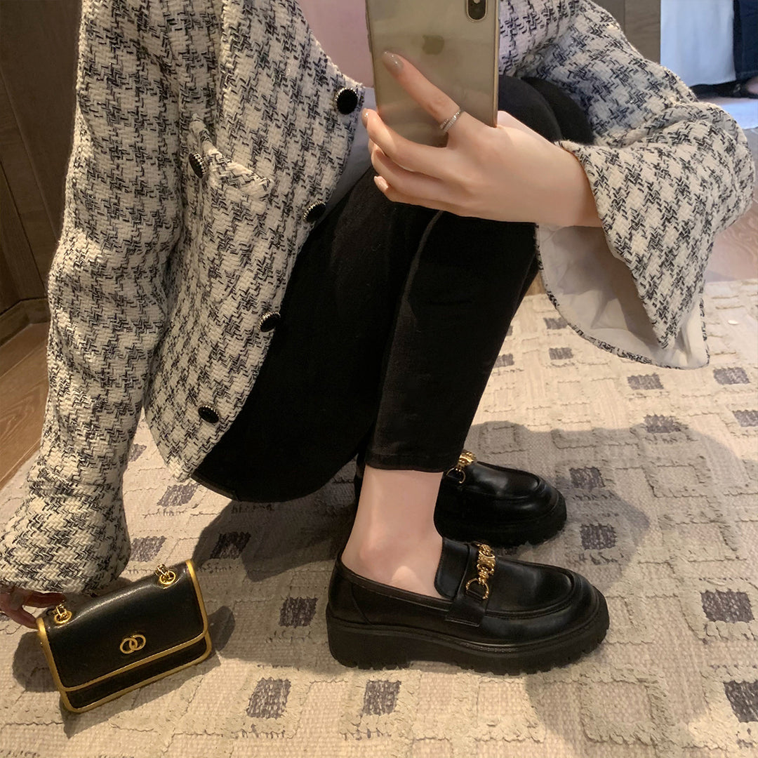Damen Chunky‑Loafer aus Glattleder mit profilierter Lug‑Sohle und goldener Kettenapplikation Shop Nory