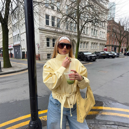 Damen Kurze taillierte Jacke mit Stehkragen, Puffärmeln und Bindegürtel Shop Nory