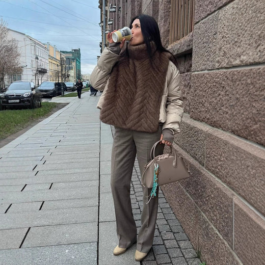 Damen Gefüttertes Pelzponcho mit hohem Rollkragen & Chevron-Struktur Shop Nory