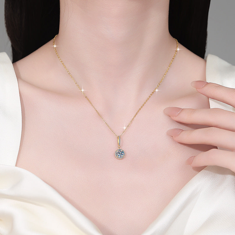 Damen Halskette mit funkelndem Zirkonia-Anhänger und eleganter Umrandung Shop Nory