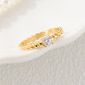 Damen eleganter Ring mit gedrehtem Design und funkelndem Stein Shop Nory