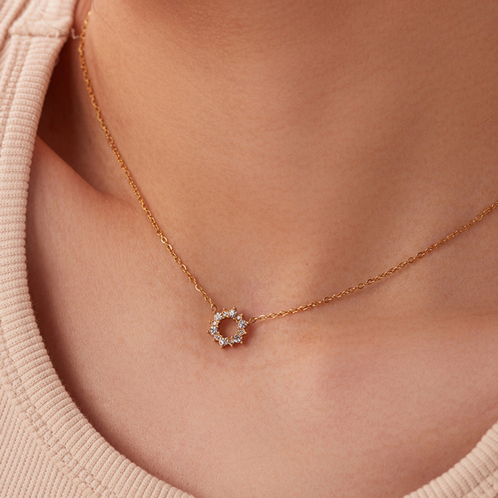 Damen Halskette mit funkelndem Kristallanhänger und feiner Gliederkette Shop Nory