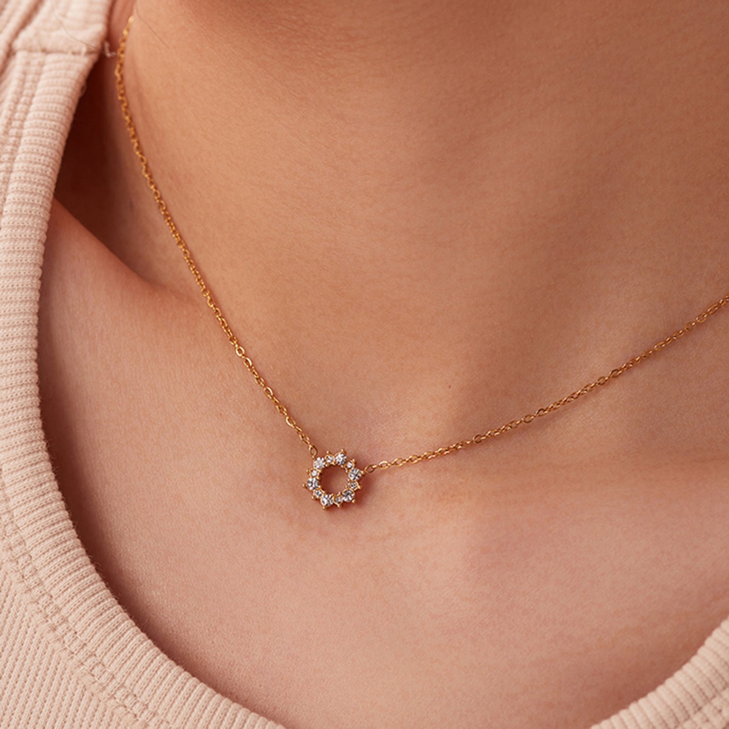 Damen Halskette mit funkelndem Kristallanhänger und feiner Gliederkette Shop Nory