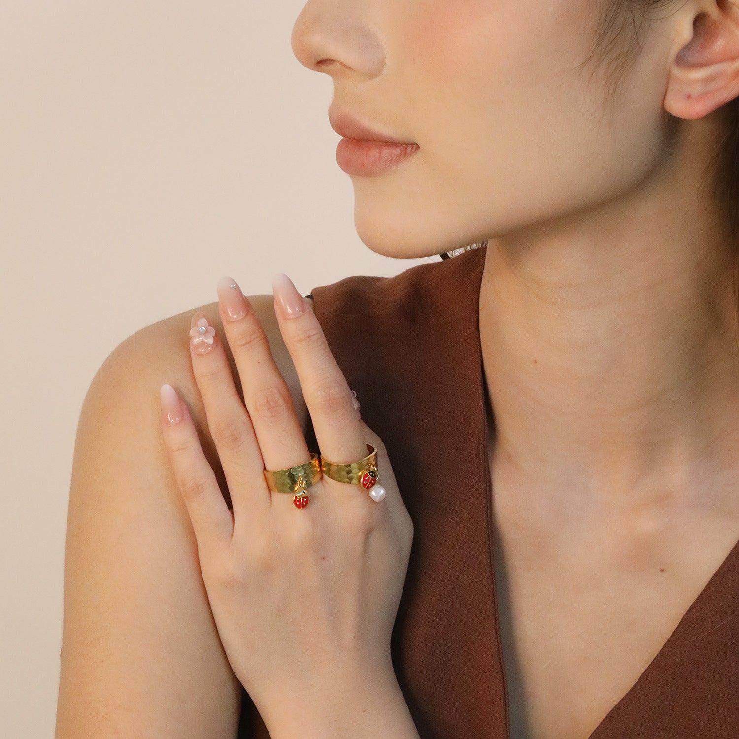 Damen offener Ring mit niedlichem Marienkäfer-Anhänger und Perlenschmuck Shop Nory