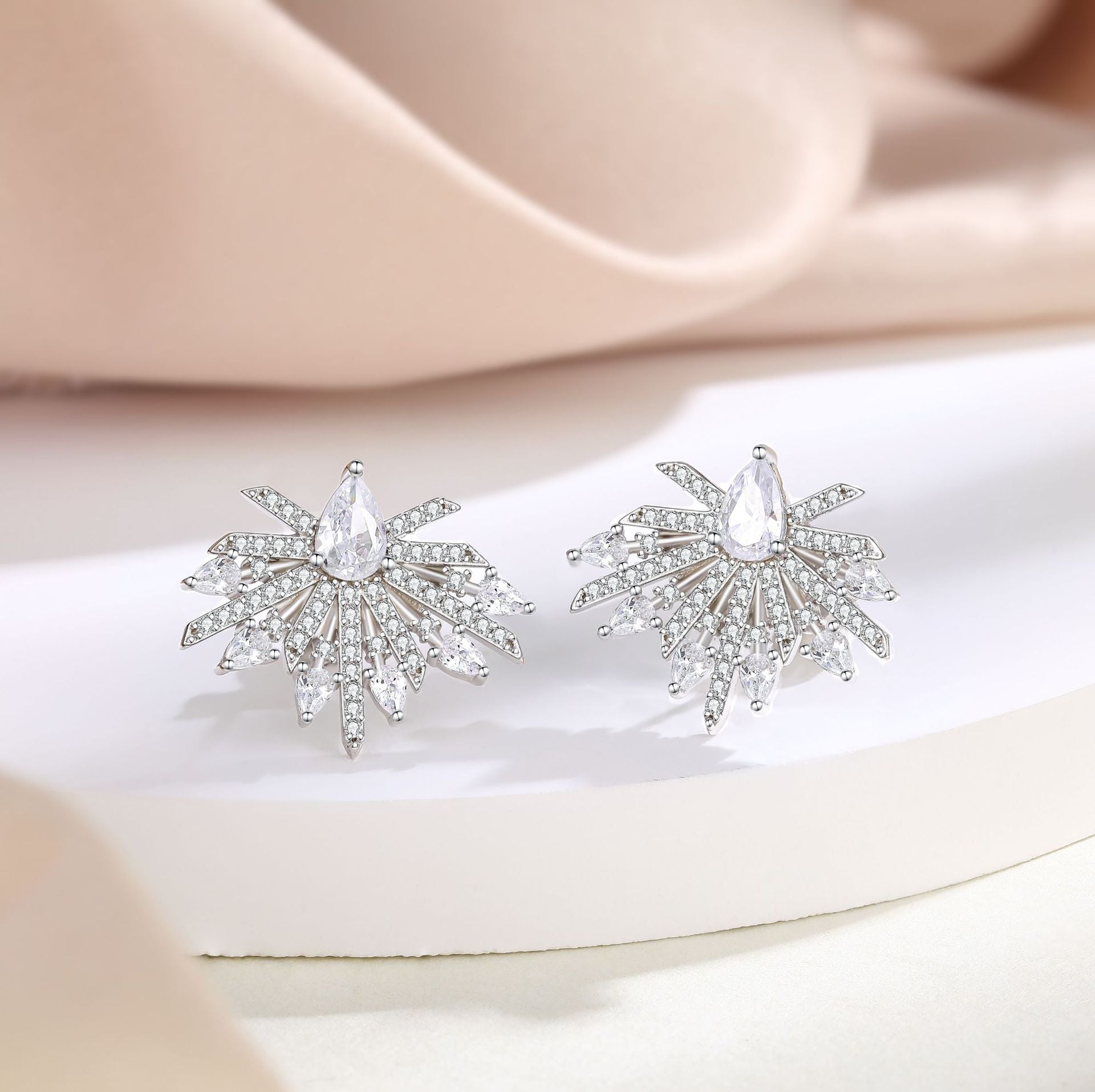 Damen eleganter Ring mit filigranen Zirkonia-Details und auffälligem Design Shop Nory