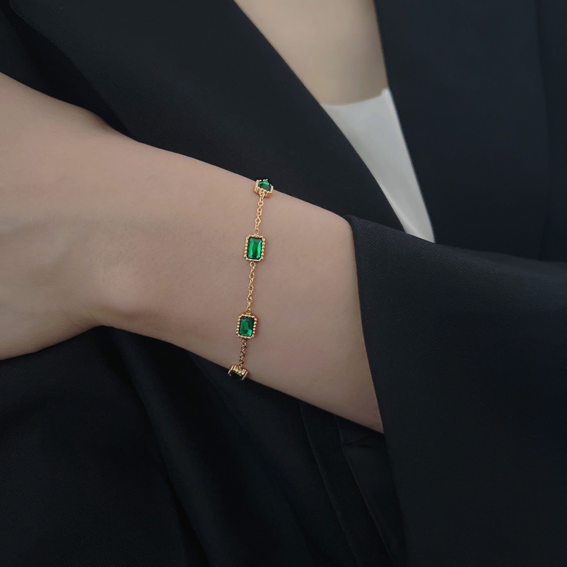 Damen Armband mit funkelnden grünen Steinen und hochwertiger Vergoldung Shop Nory