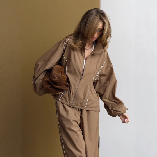 Damen leichter Windbreaker-Zweiteiler mit Stehkragen, durchgehender Reißverschluss, kontrastierender Kedernaht und weiter Palazzo-Hose Shop Nory