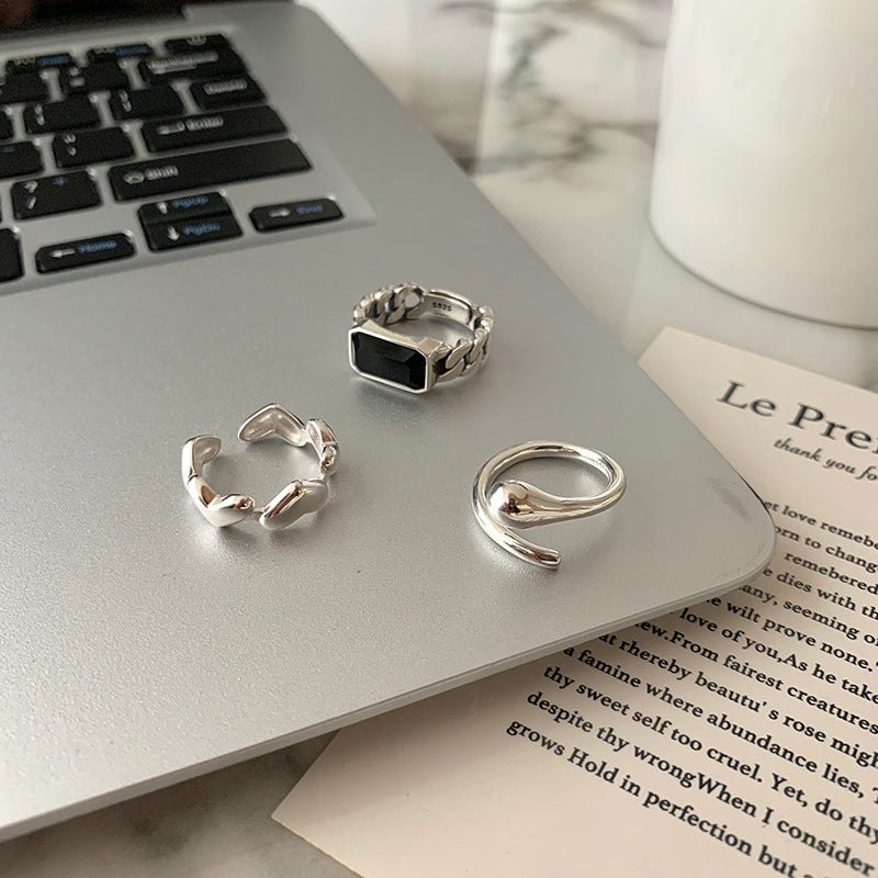 Damenring mit geschwungenem Design und funkelndem Stein Shop Nory