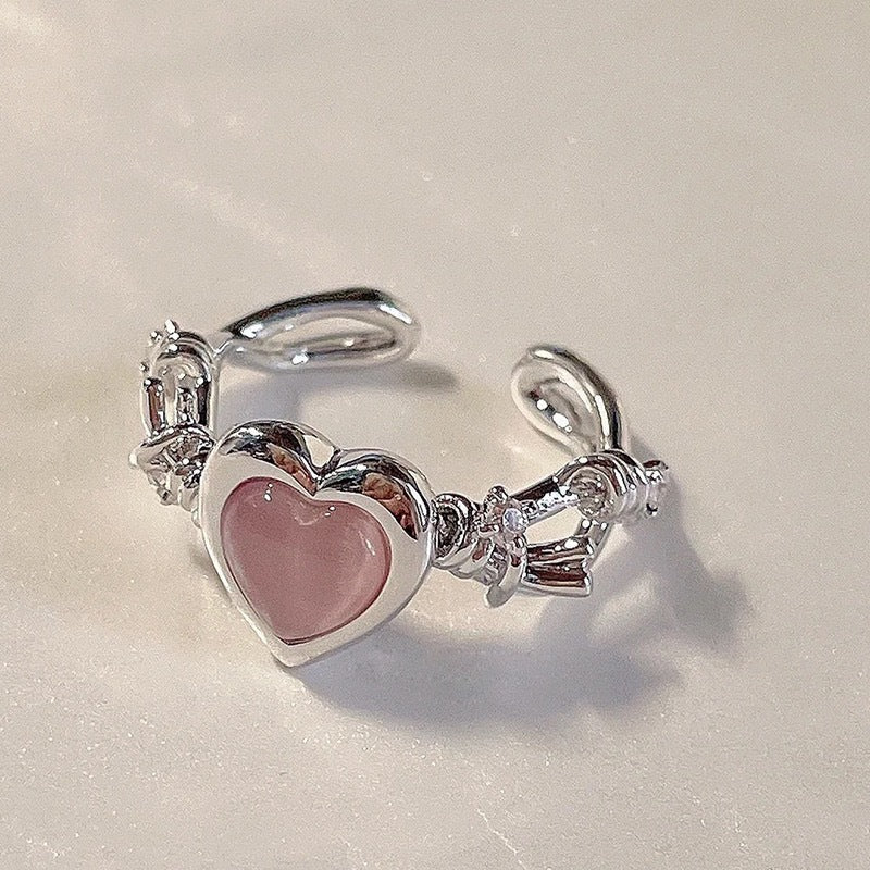 Damen Ring mit herzförmigem Anhänger und detailreicher Verzierung Shop Nory