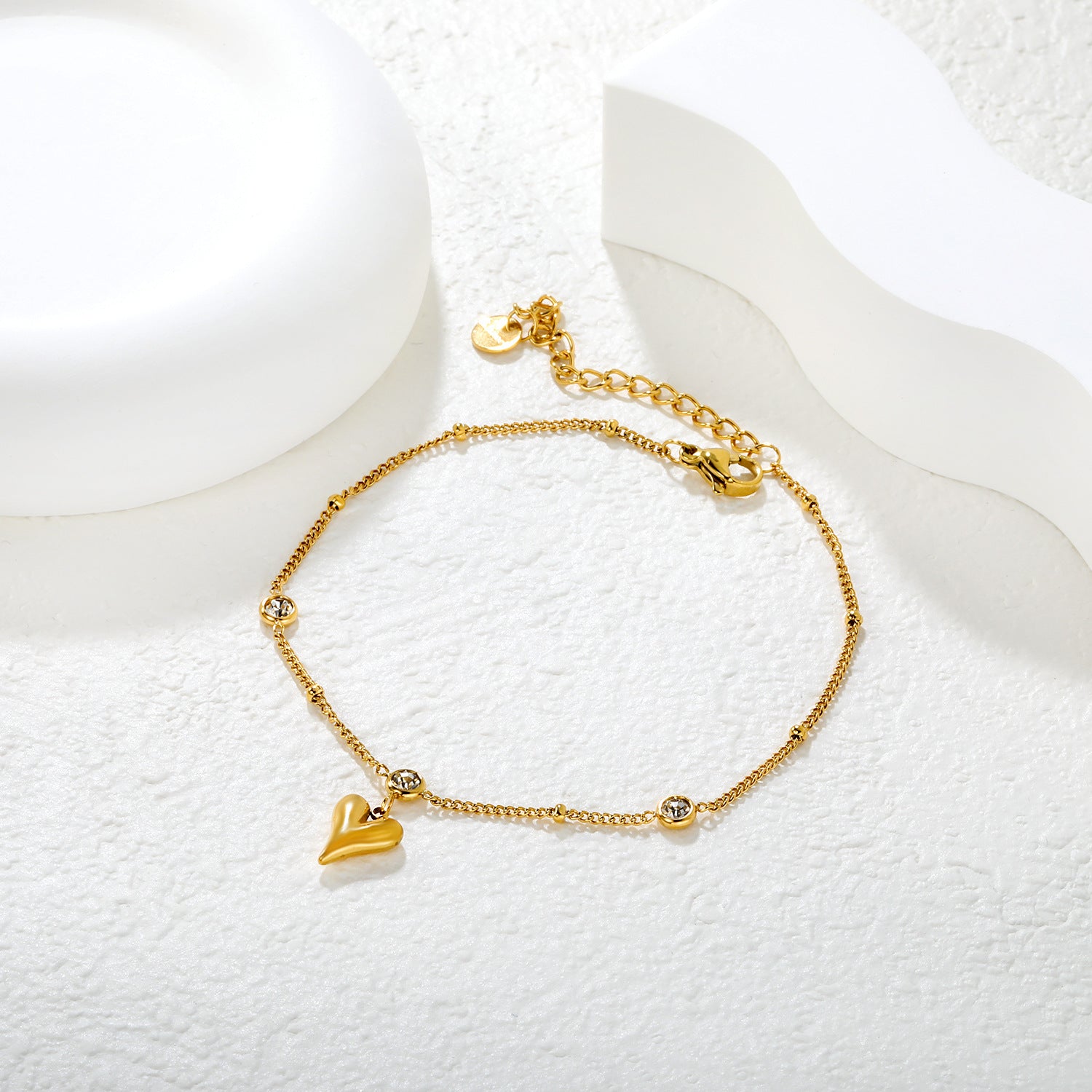 Damen Armband mit funkelndem Herzanhänger und dekorativen Zirkonia-Elementen Shop Nory