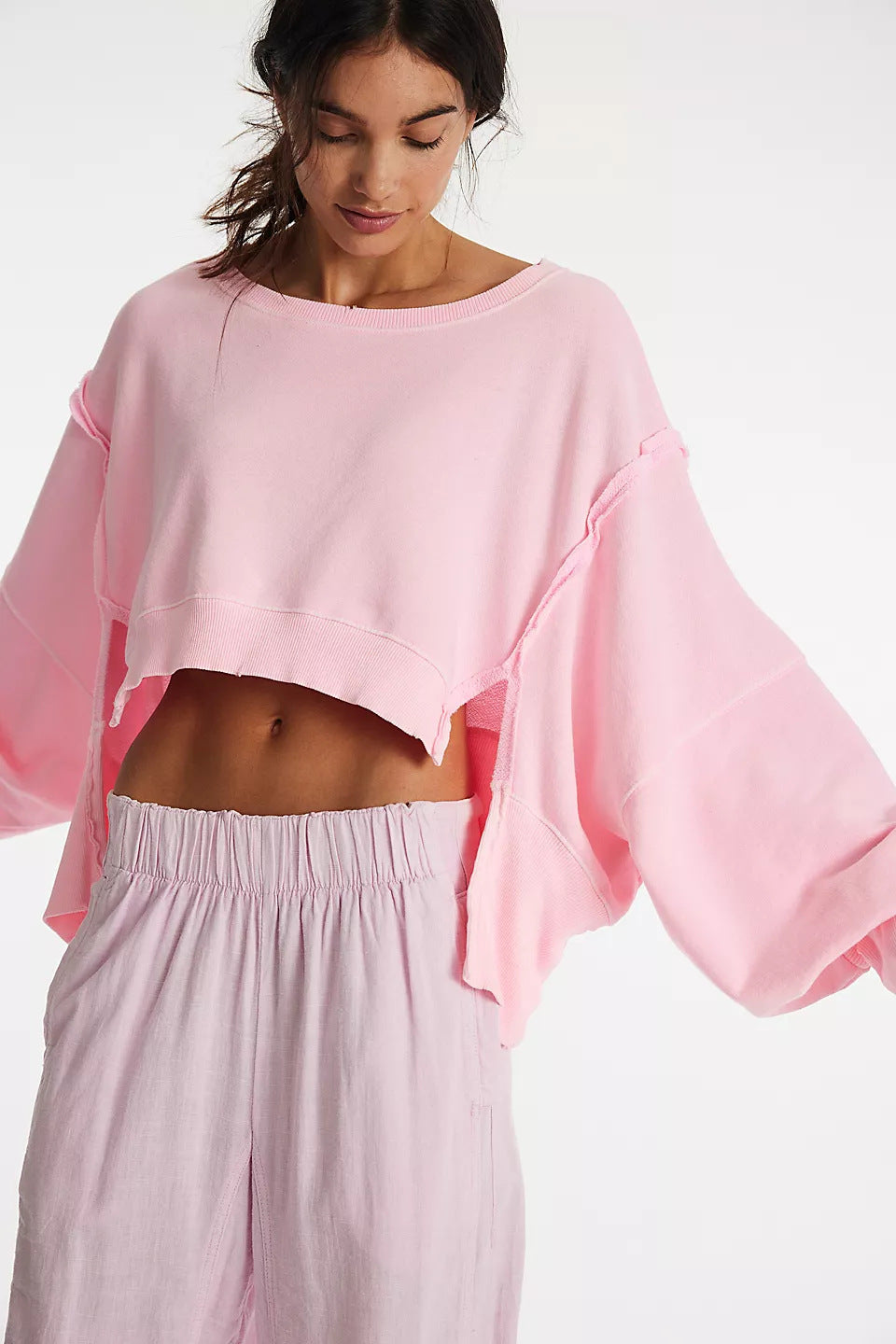 Damen cropped Oversize-Sweatshirt mit Daumenloch, fransigem Saum und weitem Raglanärmel Shop Nory