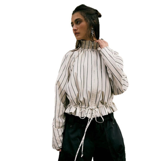 Damen Leichte gestreifte Cropped-Bluse mit Tunnelzugsaum, Stehkragen und halbem Reißverschluss Shop Nory