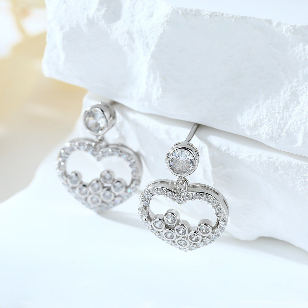 Damen Ohrstecker im herzförmigen Design mit funkelnden Zirkonia-Details Shop Nory