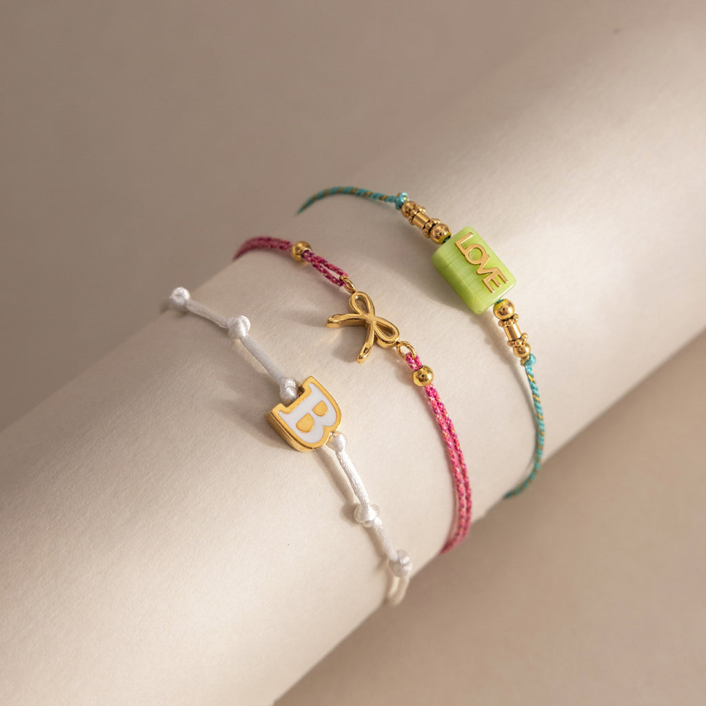 Damen Armband mit personalisiertem Buchstabenanhänger aus hypoallergenem Edelstahl Shop Nory