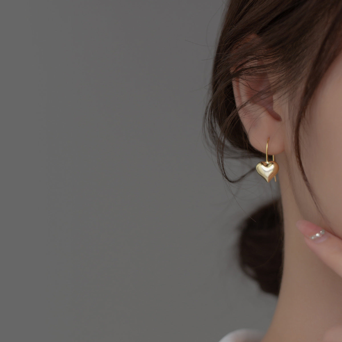 Damen Ohrringe mit modernem Herzdesign und elegantem Silberakzent Shop Nory