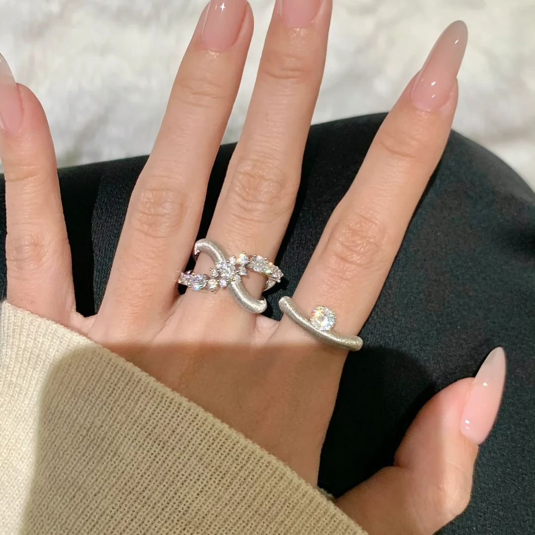 Damens Ring mit elegantem verlaufendem Design und funkelndem Zirkonia Shop Nory