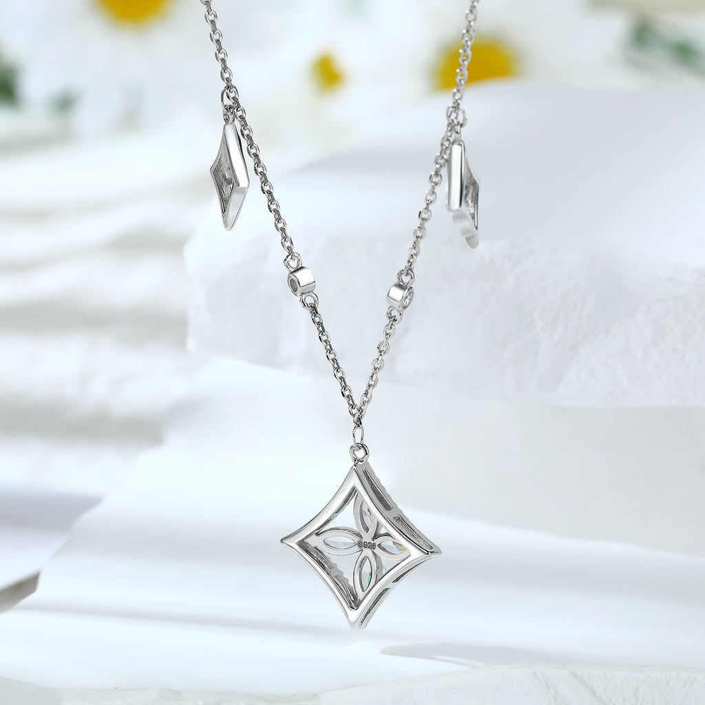 Damenkette mit funkelndem Anhänger und kunstvoller Kristallverzierung Shop Nory