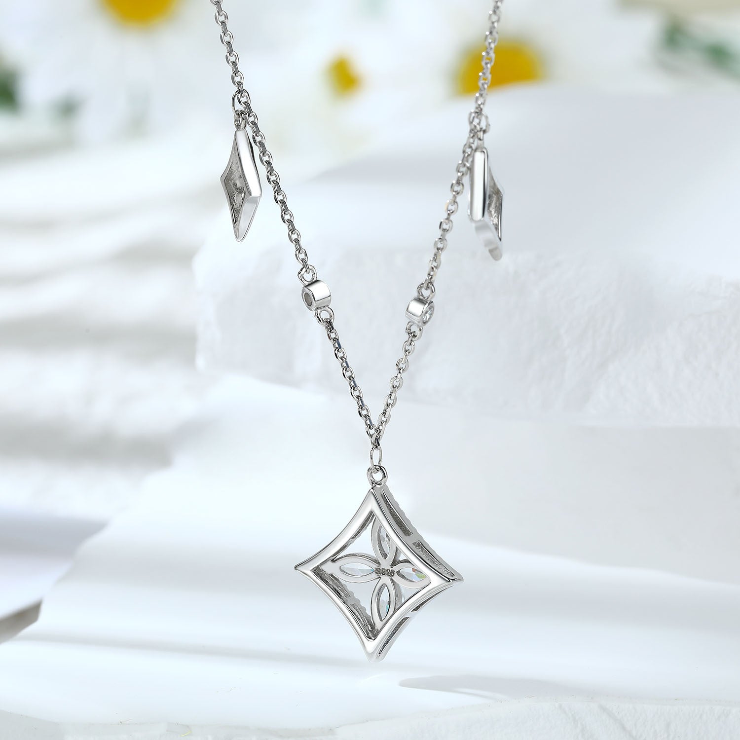Damenkette mit funkelndem Anhänger und kunstvoller Kristallverzierung Shop Nory