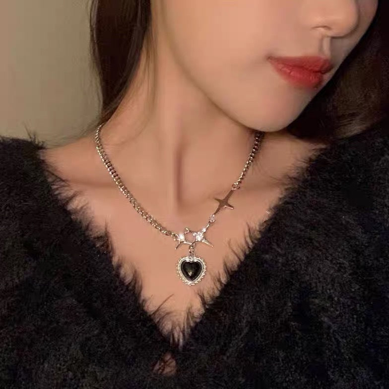 Damen Kette mit kunstvollem Herzanhänger und eleganten Akzenten Shop Nory