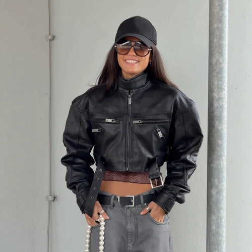 Damen Cropped Boxy-Bikerjacke aus veganem Leder mit hohem Stehkragen, Reißverschlusstaschen & Schnallen-Detail Shop Nory
