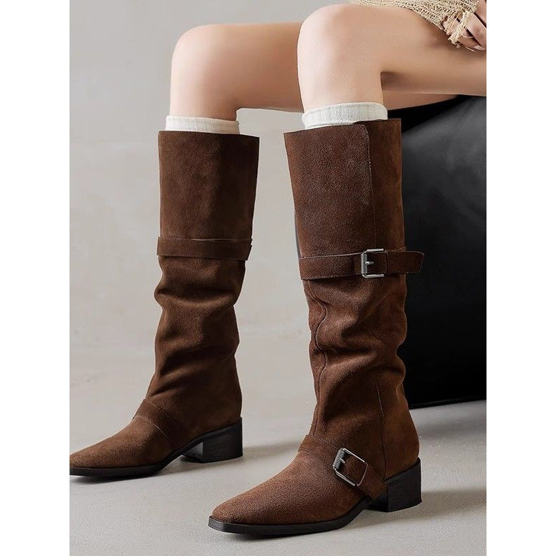 Damen Kniehohe Veloursleder-Slouch-Boots mit spitzer Zehenpartie, verstellbaren Zierschnallen und komfortablem Blockabsatz Shop Nory
