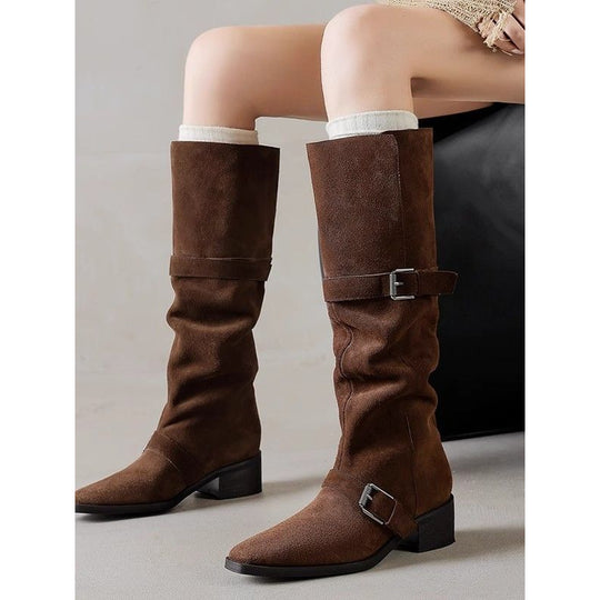 Damen Kniehohe Veloursleder-Slouch-Boots mit spitzer Zehenpartie, verstellbaren Zierschnallen und komfortablem Blockabsatz Shop Nory