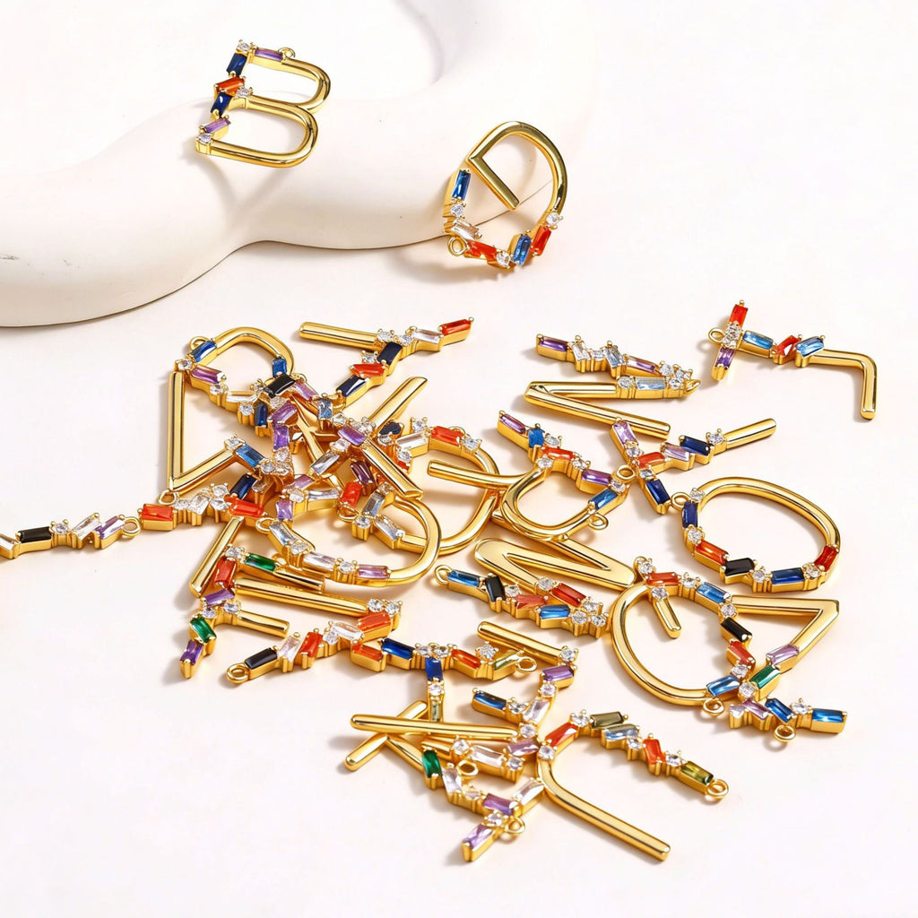 Damen Kettenanhänger mit bunten Buchstaben und funkelnden Kristallen Shop Nory