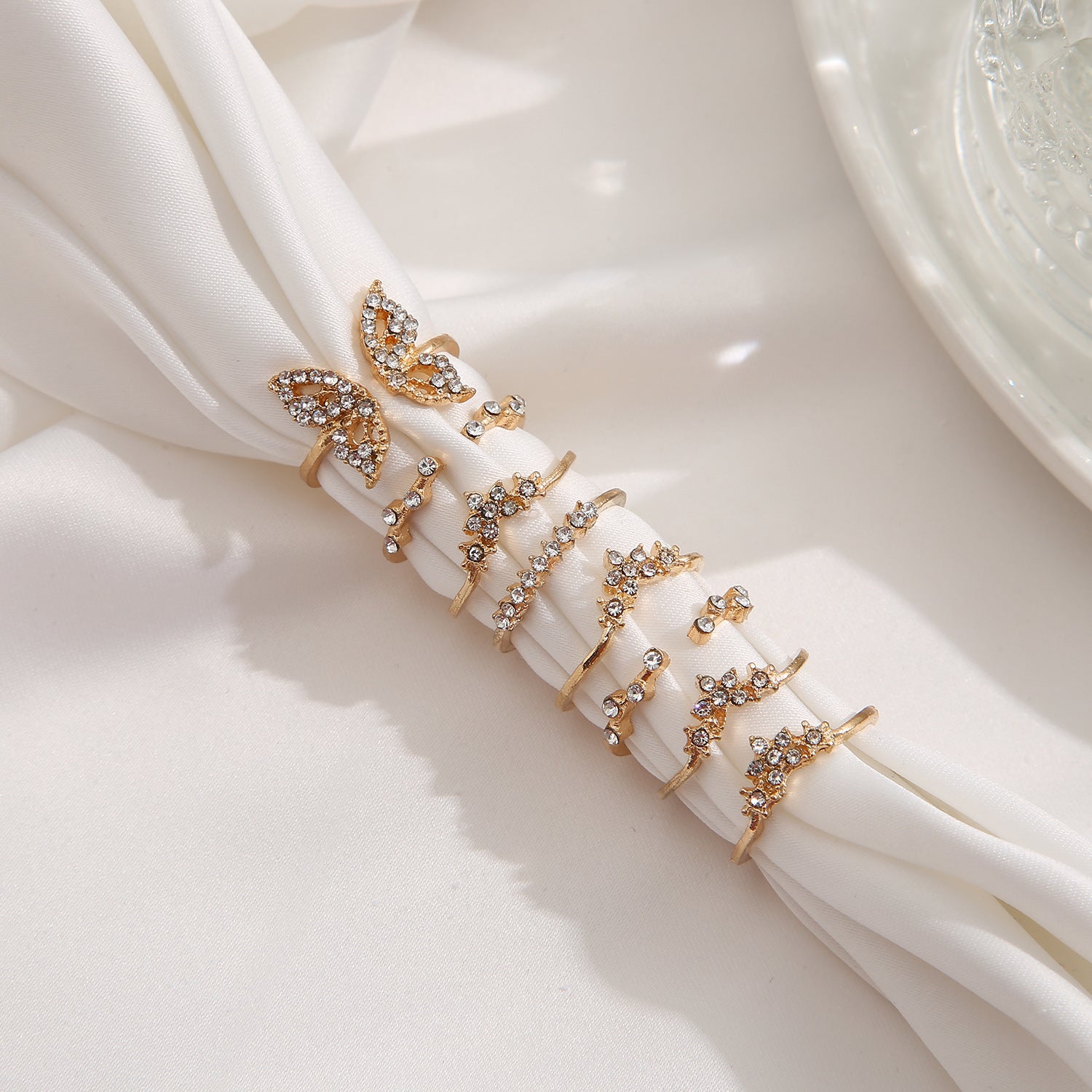 Damen Ring-Set mit funkelnden Kristallen und kunstvollen Designs Shop Nory