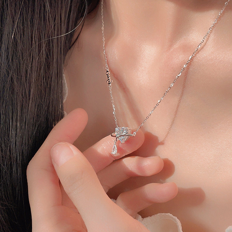 Damen Halskette mit Herzanhänger und funkelnden Kristallen Shop Nory